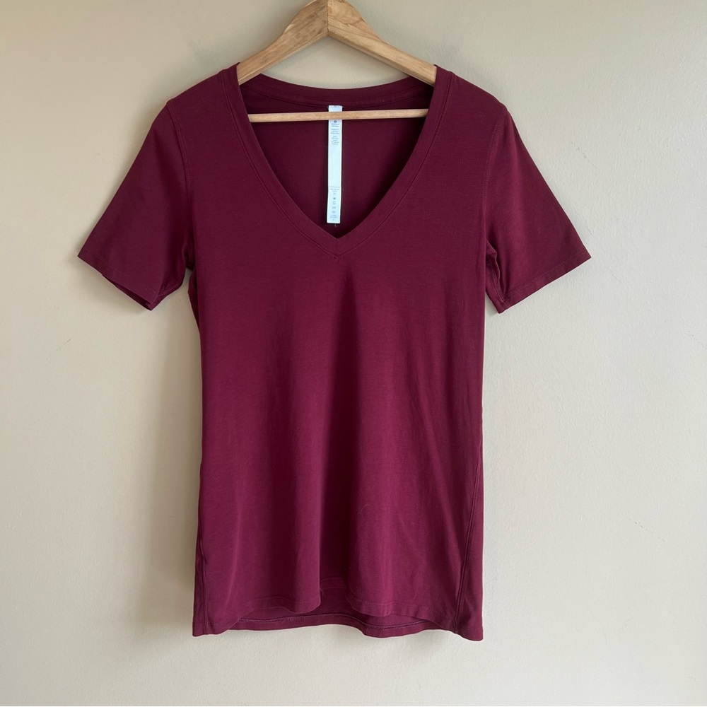 LULULEMON women’s v-neck tee tshirt size 4 maroon